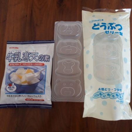 牛乳寒天の素３袋入り(730円)、どうぶつゼリー型(271円)子どもサイズに丁度良いゼリー型まで販売されてました。