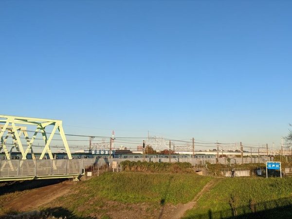 常磐線で江戸川渡ったところの風景。ジョギングしているとこんな感じです。