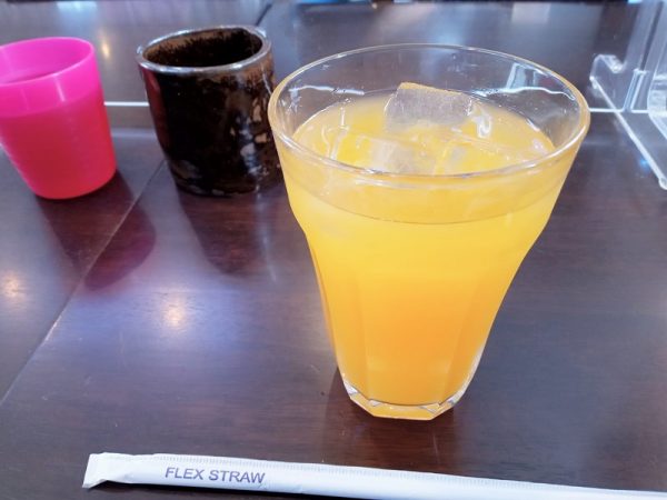 グラスにたっぷり入ったオレンジジュースは100円というお手軽プライス！