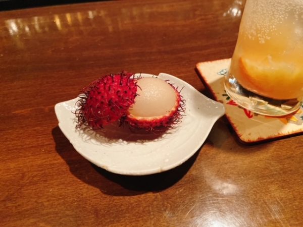 お通しは南国フルーツ！なかなか日本国内で食べることの少ないランブータン！