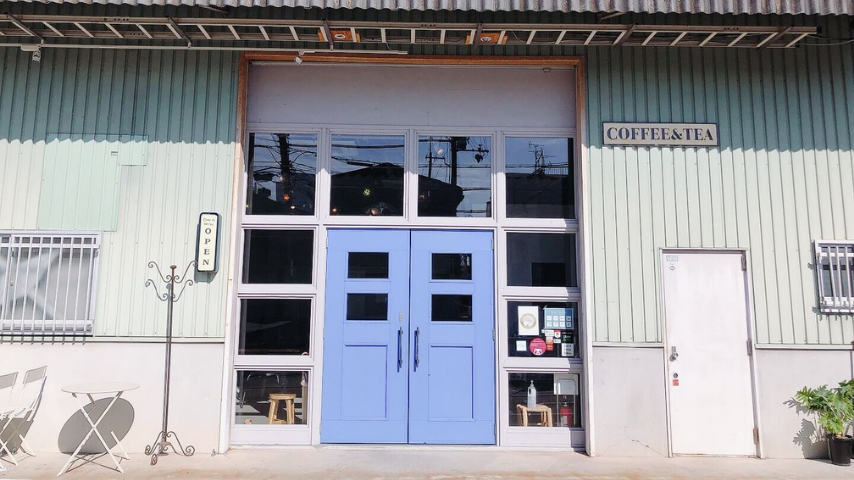 【豊中】倉庫をリノベしたお洒落カフェ。青い扉の『アドノット』。
