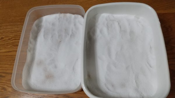 6.　塩ぶたをする　＊塩ふたをする前に容器をキレイにする、縁周りは塩を多めにするのがコツ！
