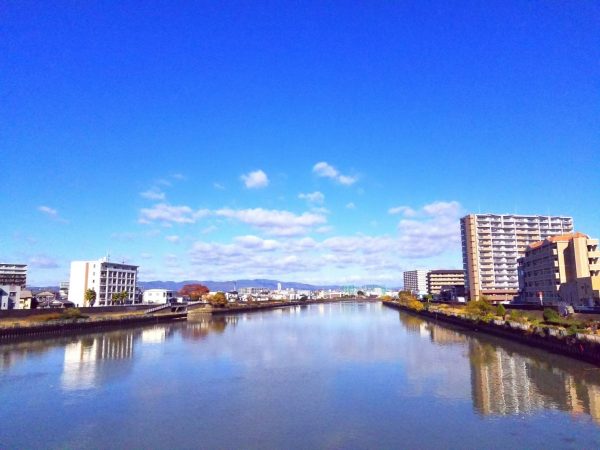 豊中の南端まで来た！　川の左半分は豊中市、右半分は大阪市