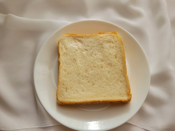 「小麦あじ食パン」。牛乳、卵不使用。トーストしてもそのまま食べてもおいしい