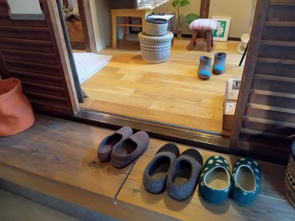 玄関で靴をぬぎます。用意されたモンゴルの羊毛フェルトシューズは激温でした♪