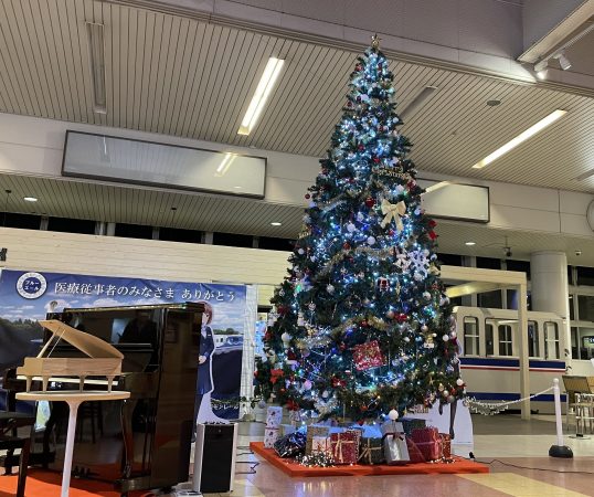 万博記念公園駅の巨大なクリスマスツリー