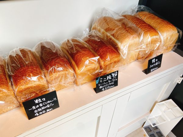 食パンの種類も豊富です！三日に一度買っていかれるお客さんもいるとか。。