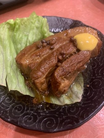 豚の角煮　550円。すっごい分厚さに同居する、すっごい柔らかさ。お肉の上の山椒が味を引き立てます