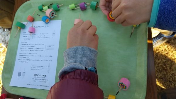 小学生男子が集まり、ひたすら巻き巻き