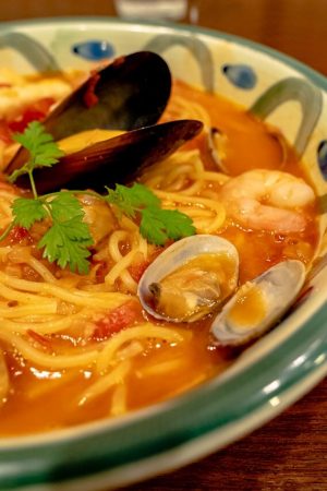 温かいスープに浮かぶ自家製パスタとアサリ、ムール貝、牡蠣もたっぷりです