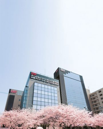 春は桜が満開の江阪公園前の校舎w@r