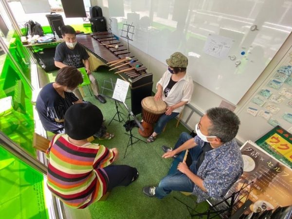 昨年7月にカシワテラスで開催した「朝活×打楽器」の一コマ。カホンやジャンベを参加者の皆さんと一緒に演奏。ストパではこちらにギターも加わります。
