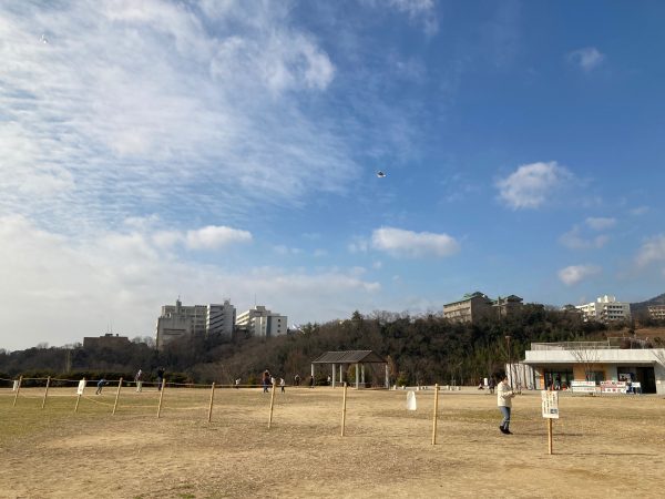 彩都西公園はとても広いので、凧上げやボール遊びをしている親子が多くいました