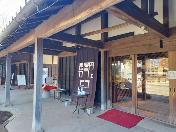 江戸時代に造られた長屋門を利用したカフェ。長屋の真ん中に門があるように見えることから、こう呼ばれるようになり、柏には様々な特徴の長屋門が各地に点在しています。