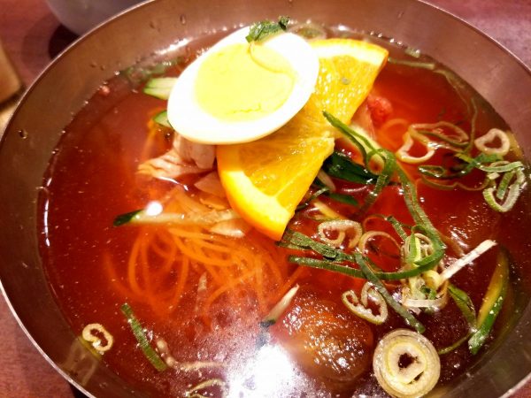 冷麺はスープが絶妙！途中、お酢を入れて味変させてます〜。