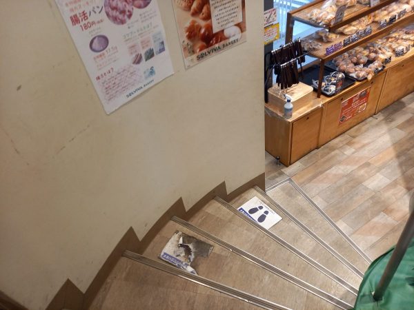 お店を入ってすぐの階段を降ります♪