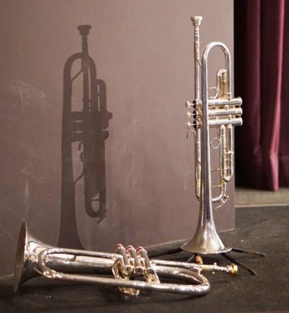 曽根麻央さんが、上映後の演奏のために持参された楽器。左がフリューゲルホルン、右がトランペットです。