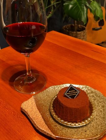 純子さんおススメの「生チョコケーキにお酒」の組み合わせをその夜実行。。赤ワインとの相性は抜群！ぜひ試してみてください！