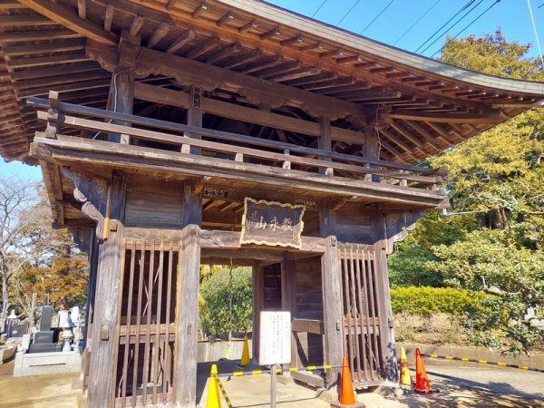 江戸時代中頃に建立された鐘楼門。「手賀沼八景」のひとつで、「大井の晩鐘」とよばれています。