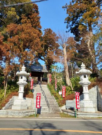 妙照寺は13世紀後半に開創されましたが、平安時代に真言宗の寺院として創建されたのが始まりです。この山門は寛政8年（1796年）に建立されました。