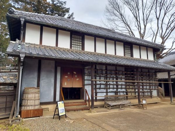 新蔵は1833年に建てられ、農機具等を収蔵する蔵として利用されました。壁にかかっているのは竹製のはしご。