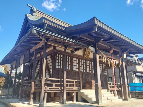 昭和55年（1980年）に鳥居と社殿を造りかえました。社殿の美しさにも注目！