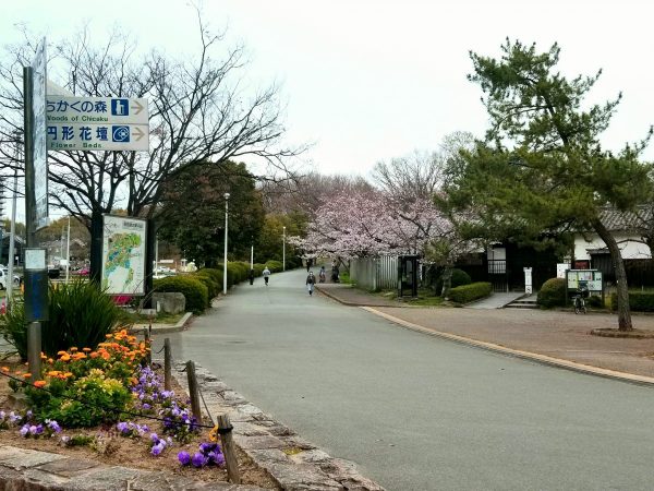 右端が「日本民家集落博物館」入口です。