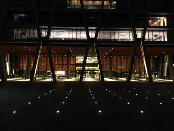 【大阪大学】クロスの柱が明暗を際立たせます。足元を照らすライトがそこかしこに。