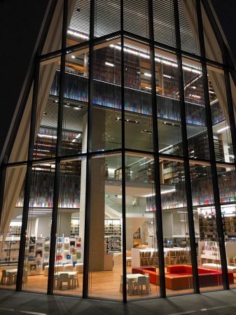 【図書館】大きなガラス窓。吹き抜けの構造を十二分に魅せてくれます