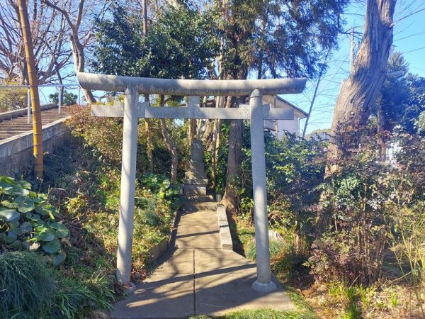 右下の小塚に祀ってある石塔には「御嶽石尊大権現」「大天狗」「小天狗」などと記されていて、富士山頂の峰々を表したものです。鳥居の右下に、セメント製のミニ富士山がちらっと見えています（笑）。