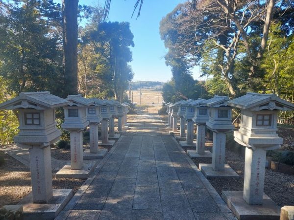 神明社の社殿は、伊勢神宮の方角に向いています。つまり、お参りした帰りに、このように鳥居・表参道に向き合うと、そのはるか先に伊勢神宮があることになります。
