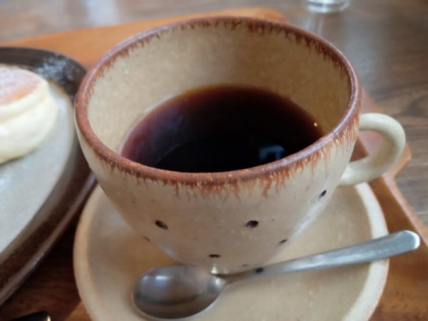 「竹炭珈琲ソラマメ」のコーヒーは鼻に抜ける豆の香りが新鮮。オーナー作のカップにて