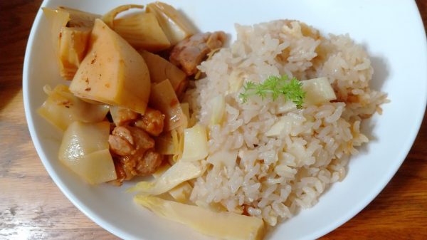 タケノコご飯とタケノコと鶏肉のカレー風味の煮物