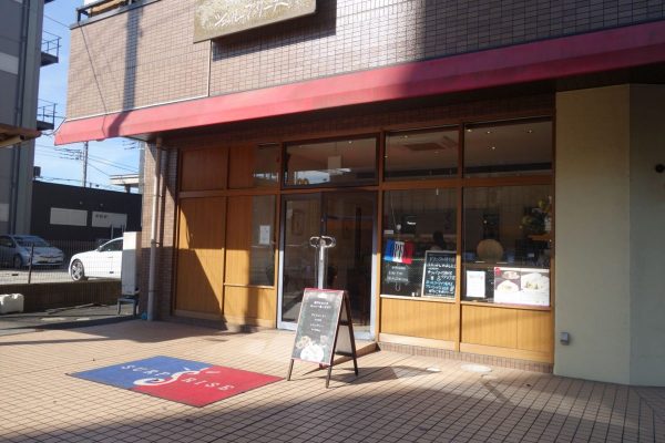 東松戸駅前の「シュルプリース」、洋菓子屋さんですがクロワッサンが買えます。