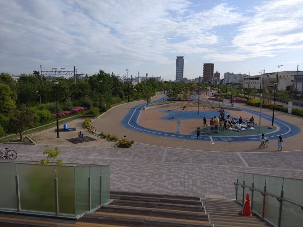 【写真】健都ライブラリーから建都レールサイド公園、メロードを望む