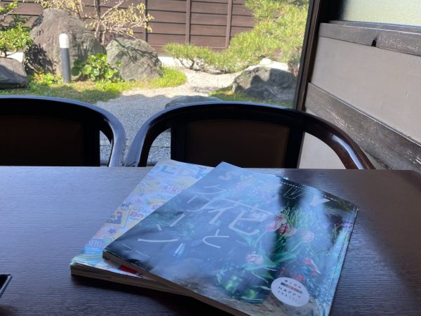 喫茶店に置いてある雑誌、大好きです。そのために行きがちなことも。背景のお庭、見えますか？