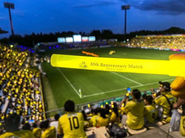 入場者全員に配られた「黄色く光るケミカルライト」。試合の日付入りで記念になりました