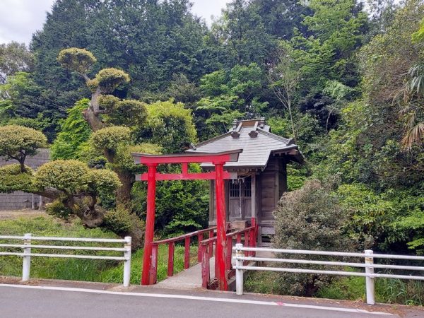 厳島神社。初めて訪れたときは、道路沿いにいきなり現れ、「こんなところに！」とびっくりする方も少なくありません。