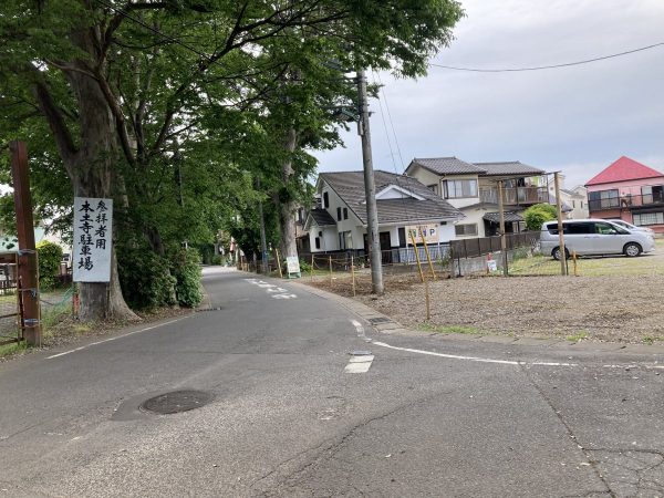 北小金駅から本土寺に向かう場合は、この三叉路を右へ。本土寺の帰りなら左へ曲がります