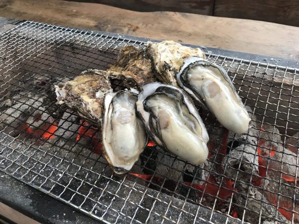 写真上から／北海海鮮丼、豪快カニ丼、石川能登の焼き牡蠣