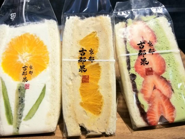 左から「オレンジとキウイのフラワー(780円)」、「アールグレイオレンジ(750円)」、「いちご抹茶あんこ(760円)」