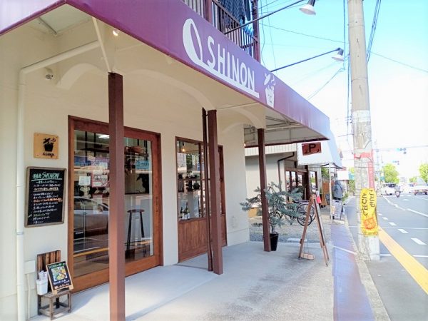 カフェのような外観。お隣の「niki cafe」とともに7月号の「SAVVY 北摂」でも紹介されています