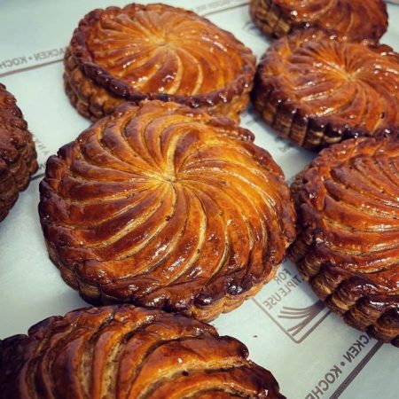 「ピティビエフィユテ」というフランスの町ピティビエの伝統菓子。アーモンド生地とパイの、シンプルで味わい深いお菓子