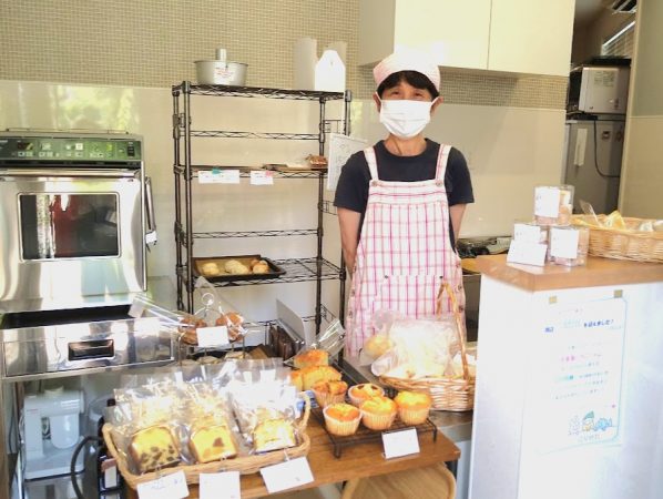 ドア入ったらこの光景、店主木村さんが温かく迎えてくださる小さな焼き菓子屋さん