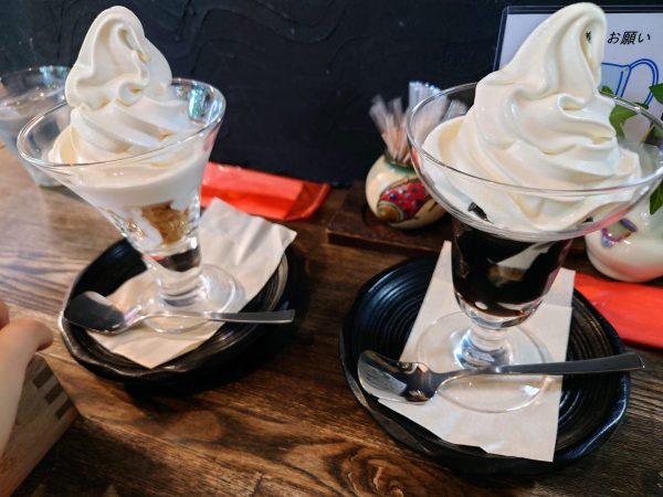 左（北海道ソフトクリームカップ）右（自家製コーヒーゼリー＆北海道ソフトクリーム）