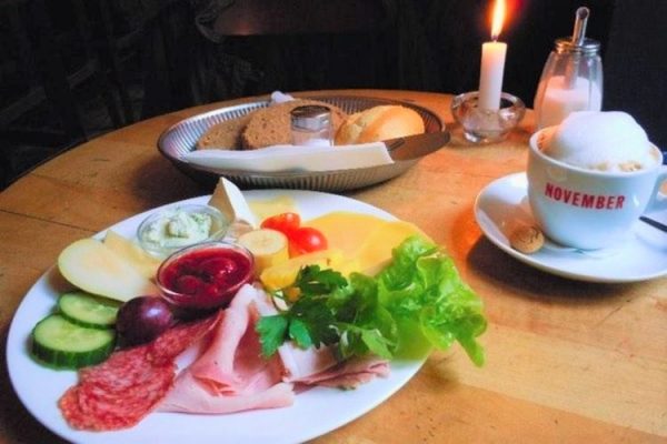 岡田さんがドイツで味わった朝食「フリーシュトゥック」（現地で撮影）。ハム、チーズ、ヘルシーでボリューミーで、見るからにおいしいやつやん！