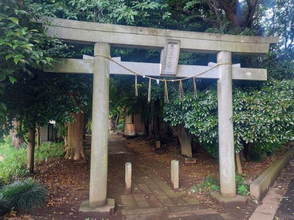 3つの白井市指定文化財が見られる富塚鳥見神社。