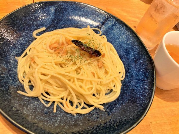 ペペロンチーノはドリンク＆スープ付きで600円。パスタメニューも豊富です