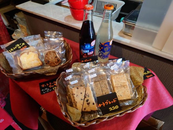 販売されていた焼菓子（左よりレモンバターケーキ・オートミールクッキー・ショートブレッド/カカオニブ/黒ゴマ/コーヒー/チーズ＆ペッパー）