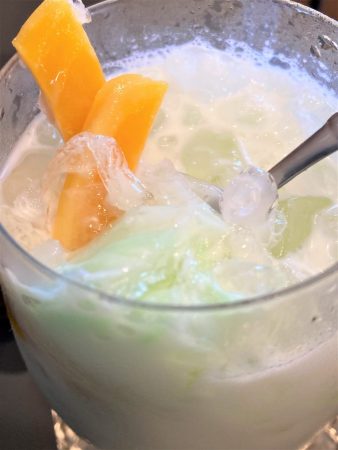 ココナッツミルクにゼリー（寒天）やフルーツが。日本語で何という果実かなと写真を見せてもらいましたが・・・ジャックフルーツ？